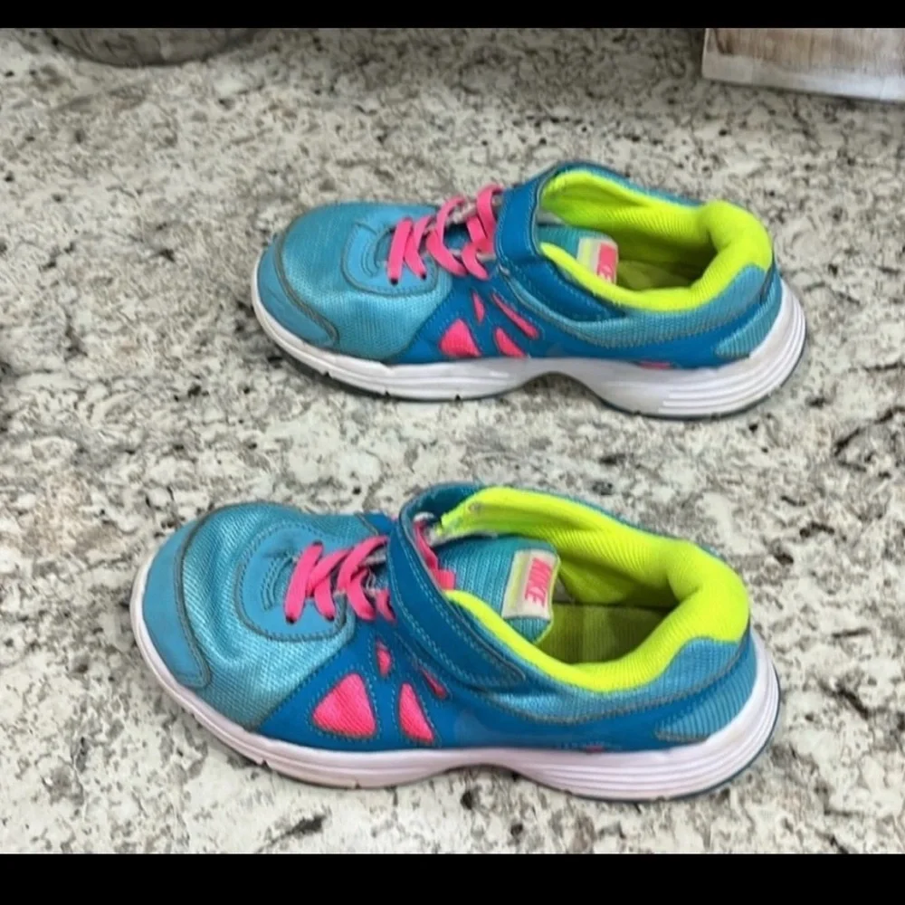 Nike Girls Blue and Pink tennis shoes size 2Y Great condition